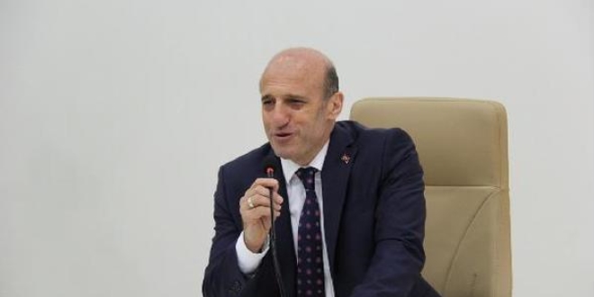 Vali Çiftçi, başarı hikayesini öğrencilerle paylaştı