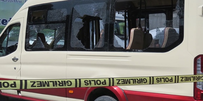 Dolmuşun önünü kesip şoförünü darp ettiler