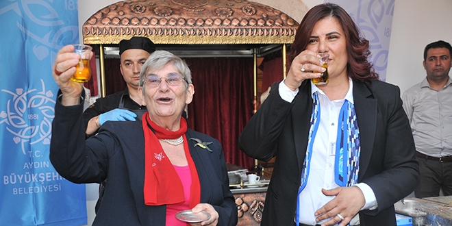 Canan Karatay su içer gibi zeytinyağı içti