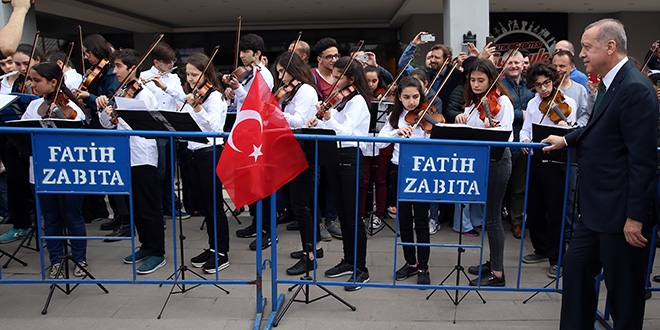 Erdoan'a rencilerden ak hava konseri