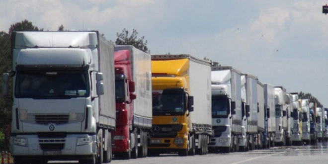 Kapıkule'de 7 kilometrelik tır kuyruğu