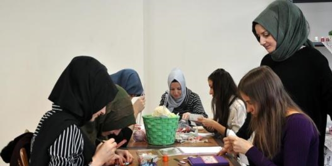 Öğrenciler, ihtiyaç sahiplerinin yüzünü güldürüyor