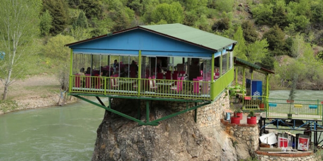 Kaya üzerindeki restoran doğal güzellik sunuyor