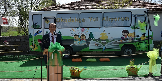 Okulun bahçesindeki 'otobüs' kütüphaneye dönüştü