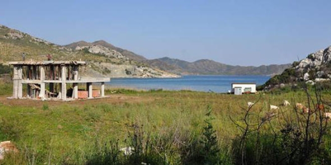 Kendileri yıkmazsa belediye yıkacak