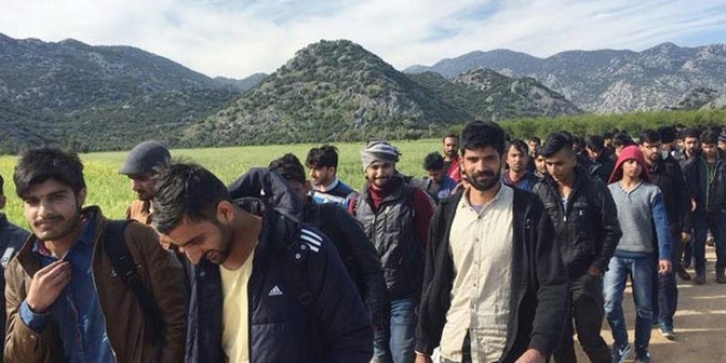 Yasa dışı gelen Afgan'lı gençler ülkelerine iade edildiler
