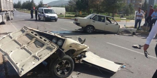 İkiye ayrılan otomobilde emniyet kemeri hayat kurtardı