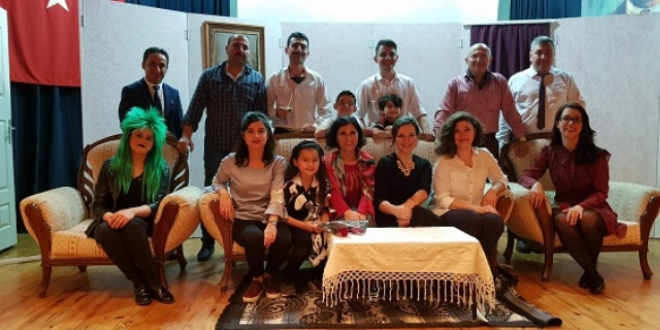 Okulda öğretmen, sahnede sanatçı