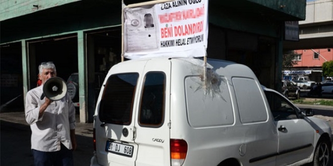 Alacaklı olduğu kişinin kimliğini pankart yaptırıp aracına astı