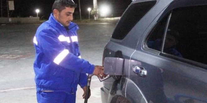 Soyguncuyu etkisiz hala getiren çalışanını ödüllendirdi