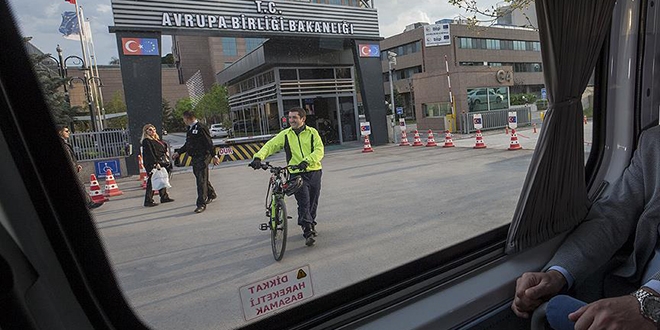'Bisikletli memur' çocukluk hayalini gerçeğe dönüştürdü