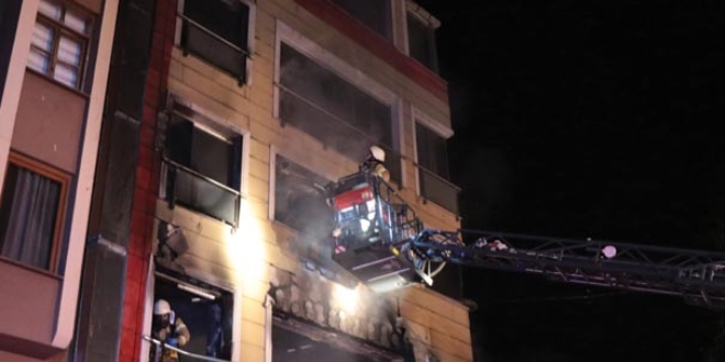 Kartal'da kitabevinde çıkan yangın apartmanı sardı