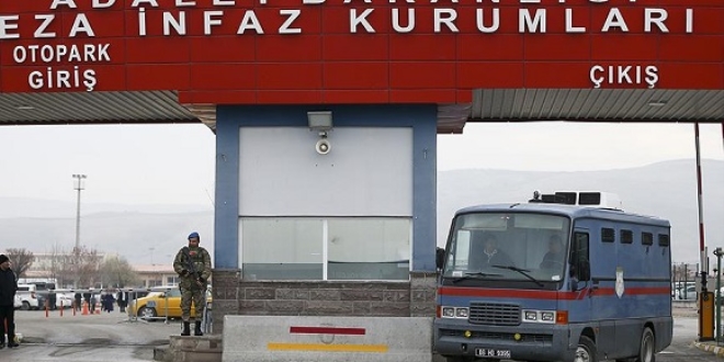Darbeciler yaralı sivile saldırmış