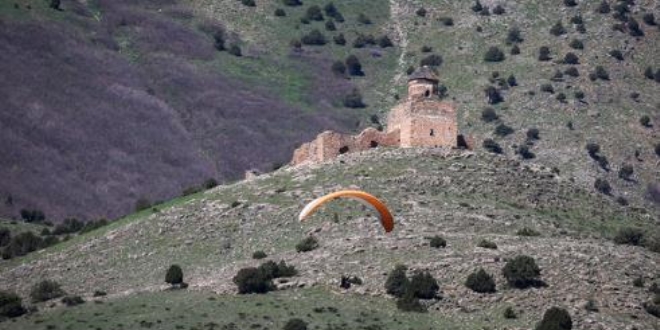 Van Gölü semalarında yamaç paraşütü keyfi