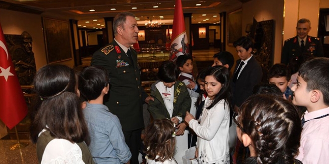 Orgeneral Akar çocuklarla bir araya geldi