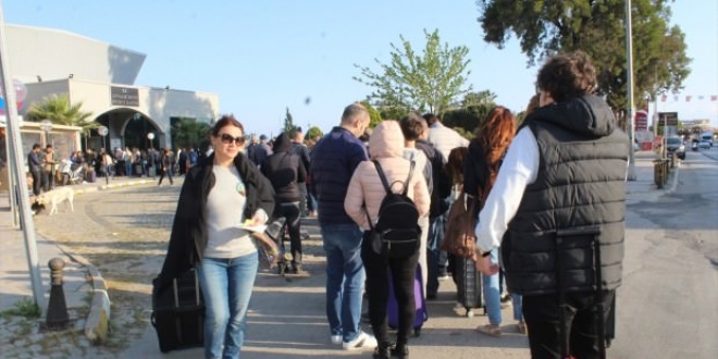 Uzun kuyruklar oluştu! Adım atacak yer kalmadı