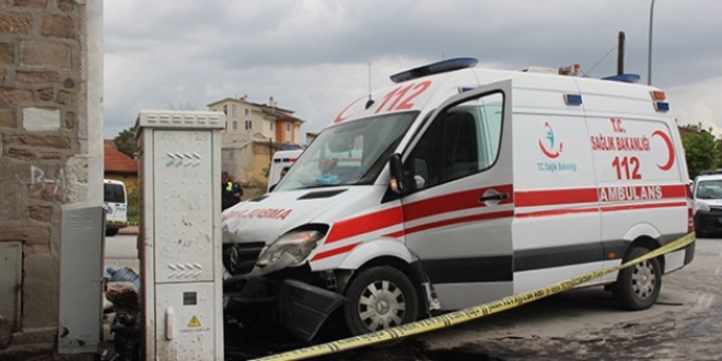 Otomobille çarpışan ambulans çocuğa çarptı
