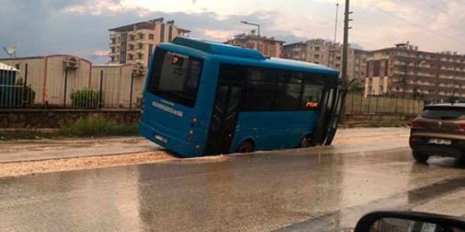 Hatay'da sağanak yağış sele dönüştü