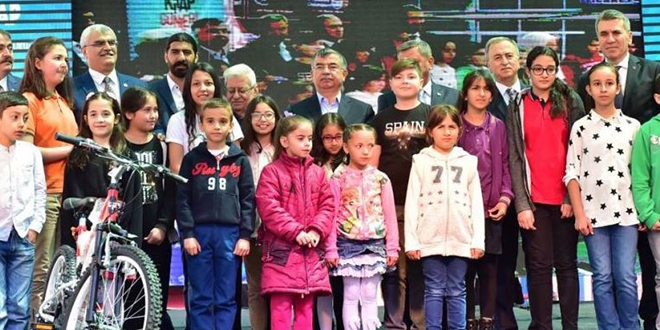 Bakanı Yılmaz, okul açılışında duygu dolu anlar yaşadı