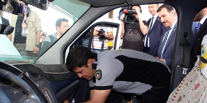 Bakan Tüfenkci, sigara kaçakçılığı olayına rastgeldi