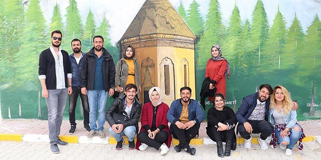 Teröristlerin yaktığı okulu üniversite öğrencileri güzelleştirdi