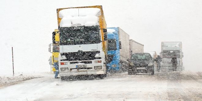 Nisan karı Tendürek'te ulaşımı aksattı