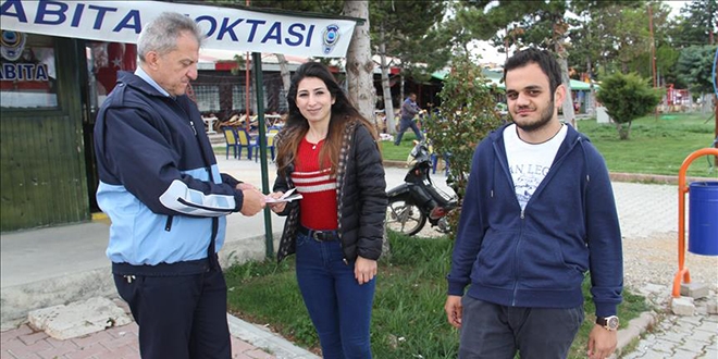 Öğrenciler yolda buldukları parayı zabıtaya teslim etti