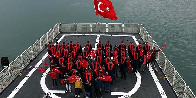 Çocuklar sahil güvenlik gemisiyle yolculuğu çıktı