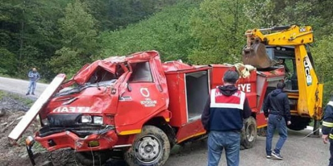 Ordu'da itfaiye aracı uçuruma yuvarlandı: 2 yaralı