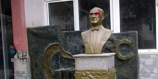 Şarköy'de Atatürk büstüne çirkin saldırı