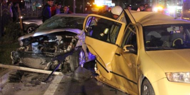 Düğün konvoyunda zincirleme trafik kazası: 22 yaralı