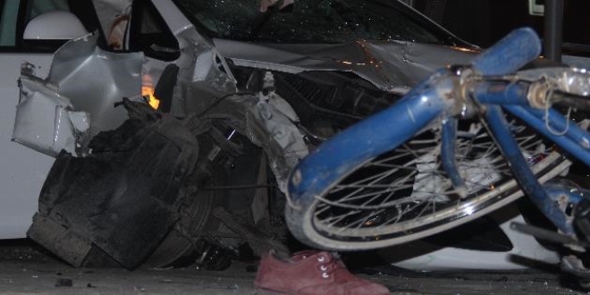 kontrolden çıkan otomobil önce bisikletliye sonra tramvay durağına daldı: 1 ölü