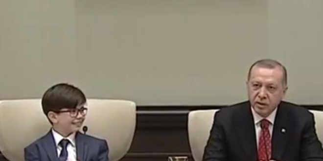 Erdoğan'ın koltuğuna 12 yaşındaki Fatih oturdu