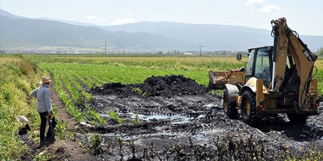 Petrol çalmak isterken boruyu patlattı
