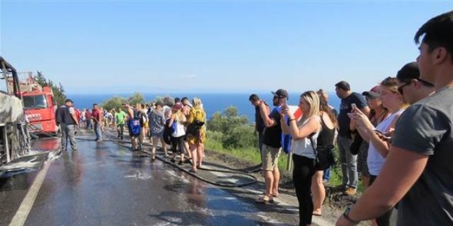 Tur otobüsü yandı! 45 Anzak son anda kurtarıldı
