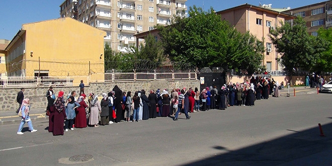 Ekmek değil, iş kuyruğu