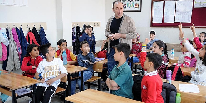 Gündüz öğretmen akşam yönetmen