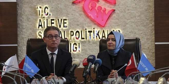 Sokakta çalışan yabancı uyruklu çocuklara şefkat eli
