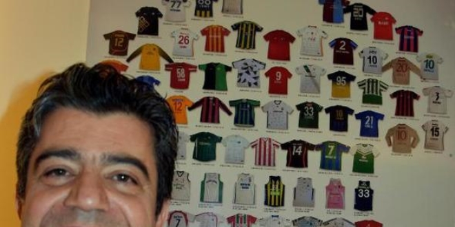 Ameliyat ettiği sporcuların formalarını biriktiriyor