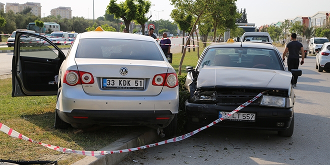 Otomobil refüjdeki işçilere çarptı: 3 ölü, 1 yaralı