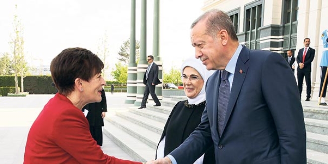 Erdoğan: İsteyen boyunun ölçüsünü alsın