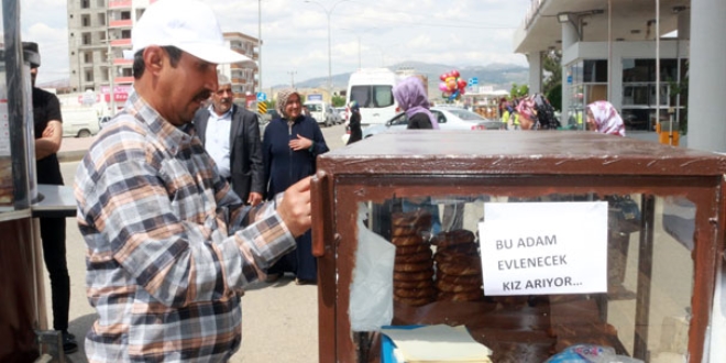 Çaresiz simitçi, çareyi simit arabasına yazı asmakta buldu