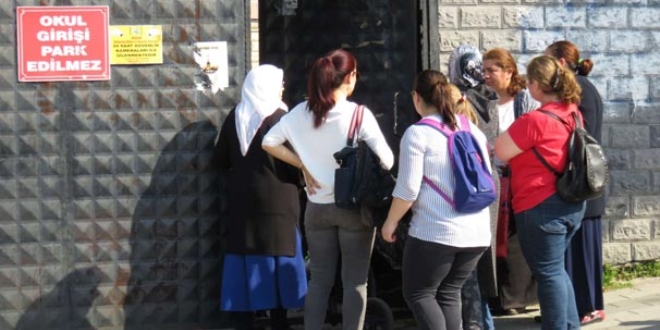 Okulda öğrencilerin gözü önünde bıçaklı kavga: 1 yaralı
