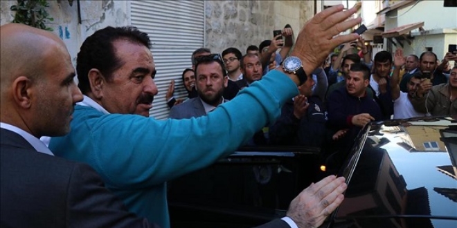 İbrahim Tatlıses İzmir'den milletvekili aday adayı oldu