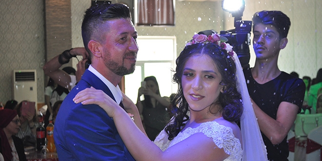 Düğünlerini ertelediler, mutluluklarını ertelemediler