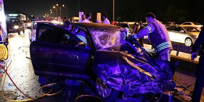 Tuzla'da iki araç kafa kafaya çarpıştı