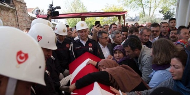 Kahraman itfaiyeci gözyaşlarıyla uğurlandı