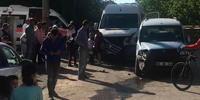 Öğrenci servisi hafif ticari araçla çarpıştı: 10 yaralı