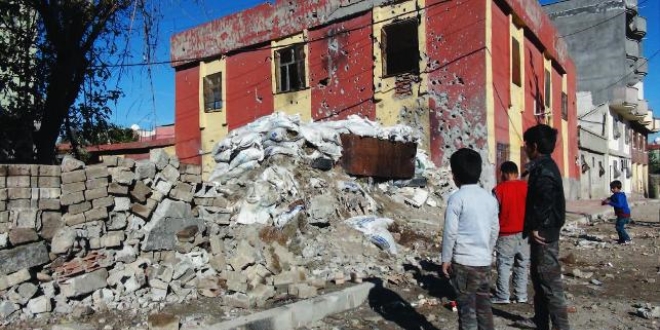 Cizre'de iki katlı ev çöktü: 2 ölü, 9 yaralı
