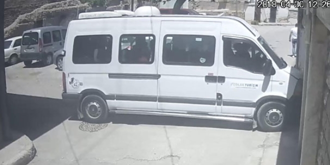 Sürücü kalp krizi geçirdi, öğrenci servisi duvara çarptı
